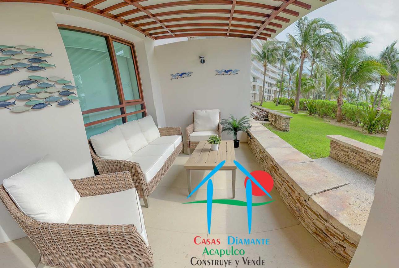 Depa de playa con terraza y jardín privado