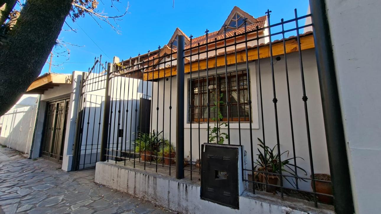 CASA 4 AMBIENTES C/GARAGE - FONDO CON PISCINA