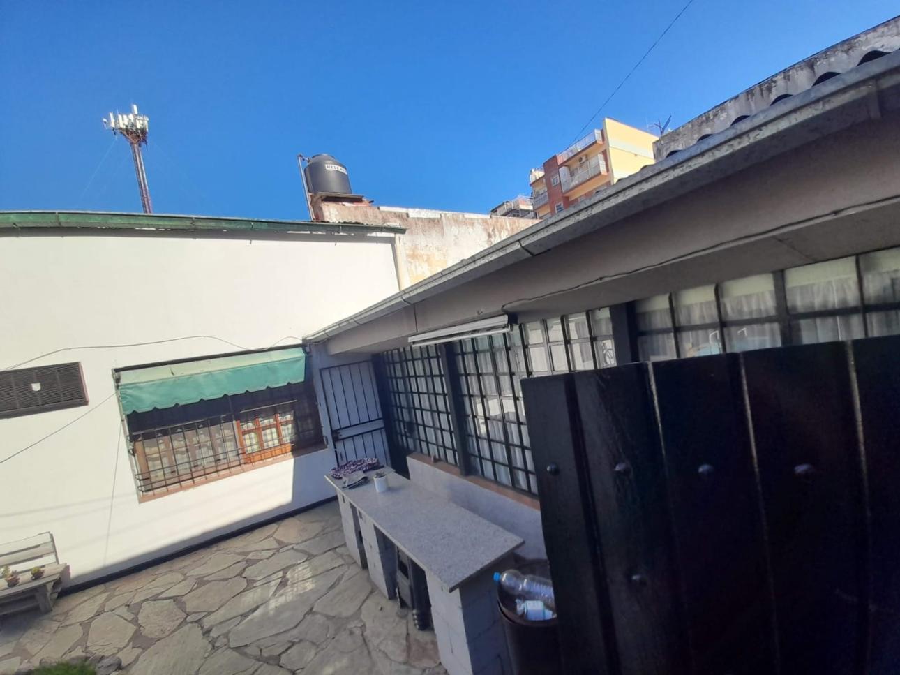DOS LOCALES COMERCIALES MAS DOS PH MAS ESPACIO VERDE 300 MTS