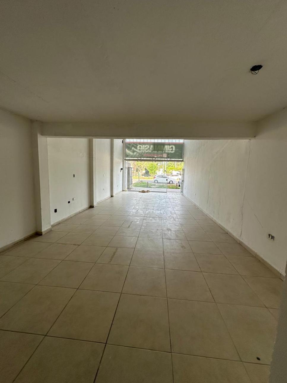 Excelentes Locales Comerciales sobre Yrigoyen