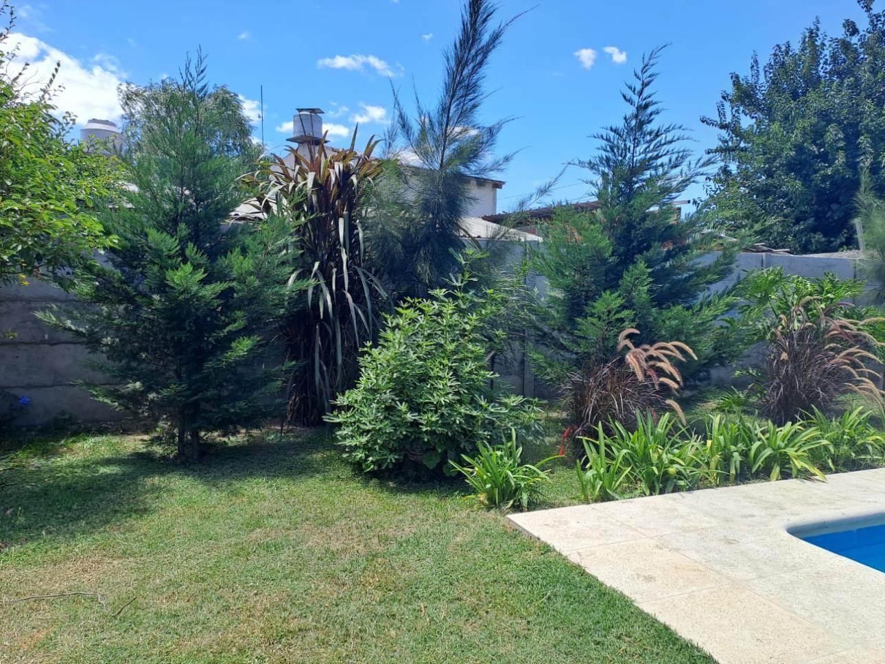Excelente casa quinta sobre importante avenida