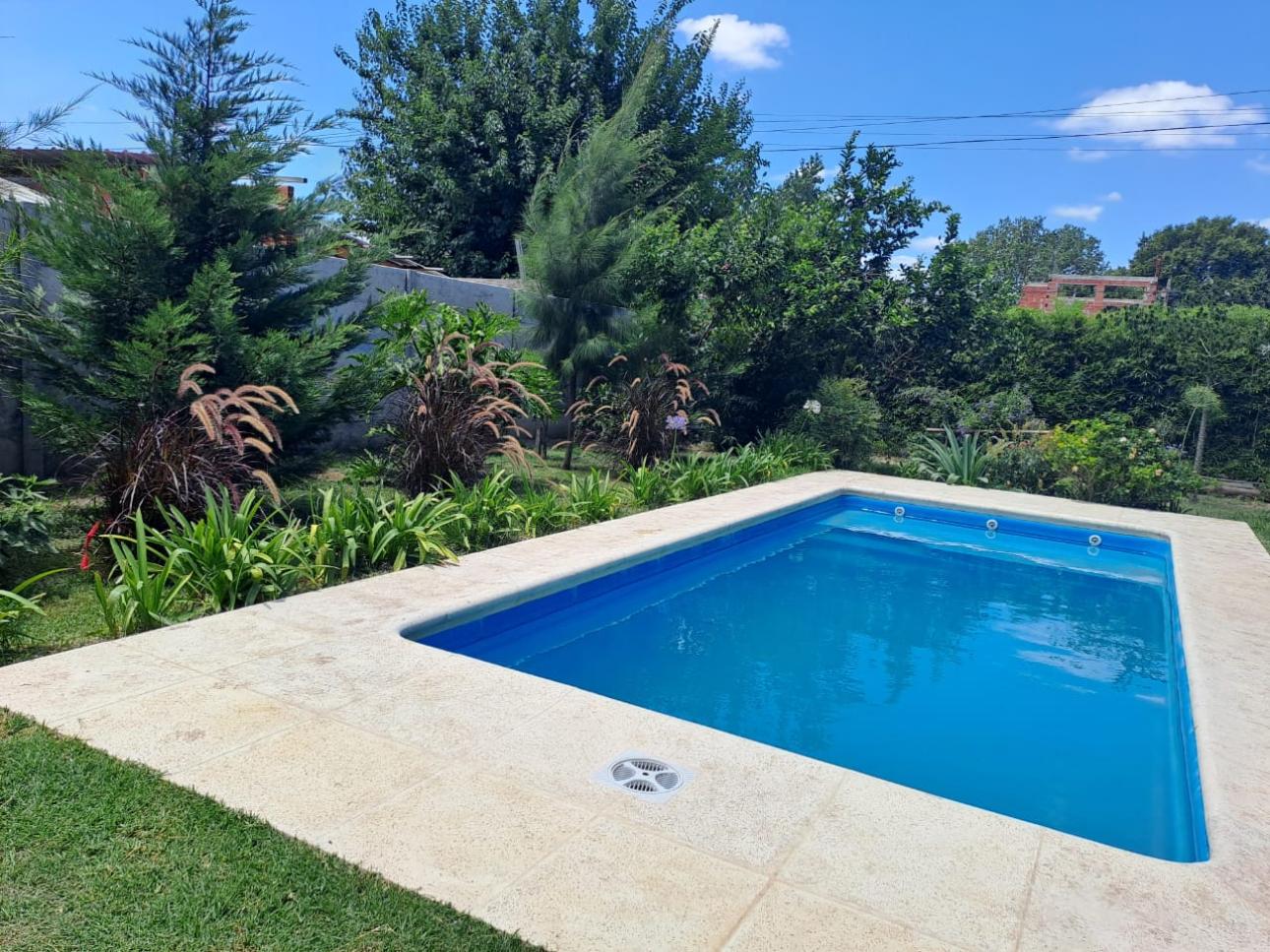 Excelente casa quinta sobre importante avenida