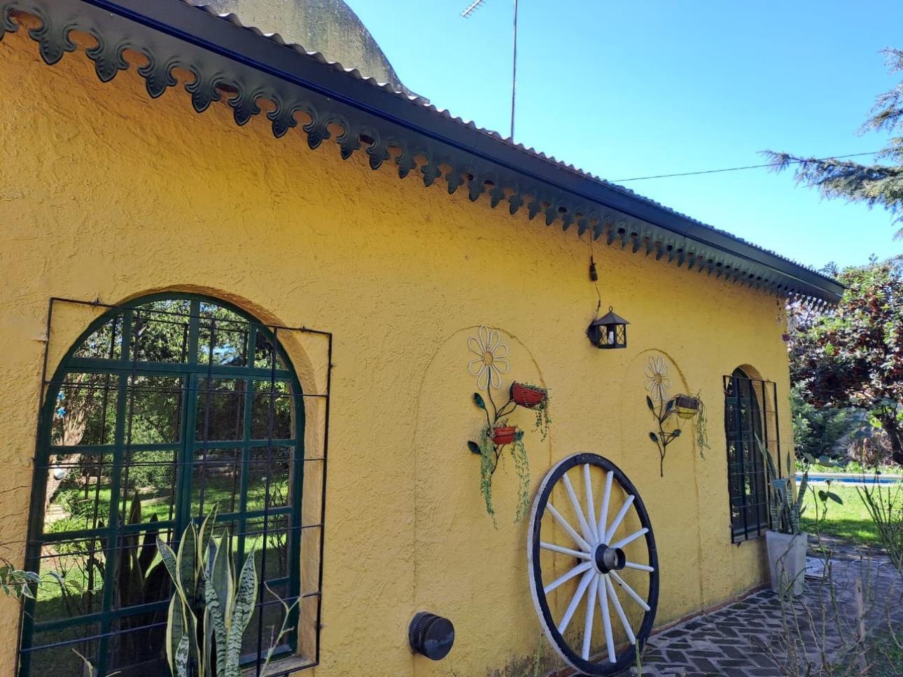 Excelente casa quinta sobre importante avenida