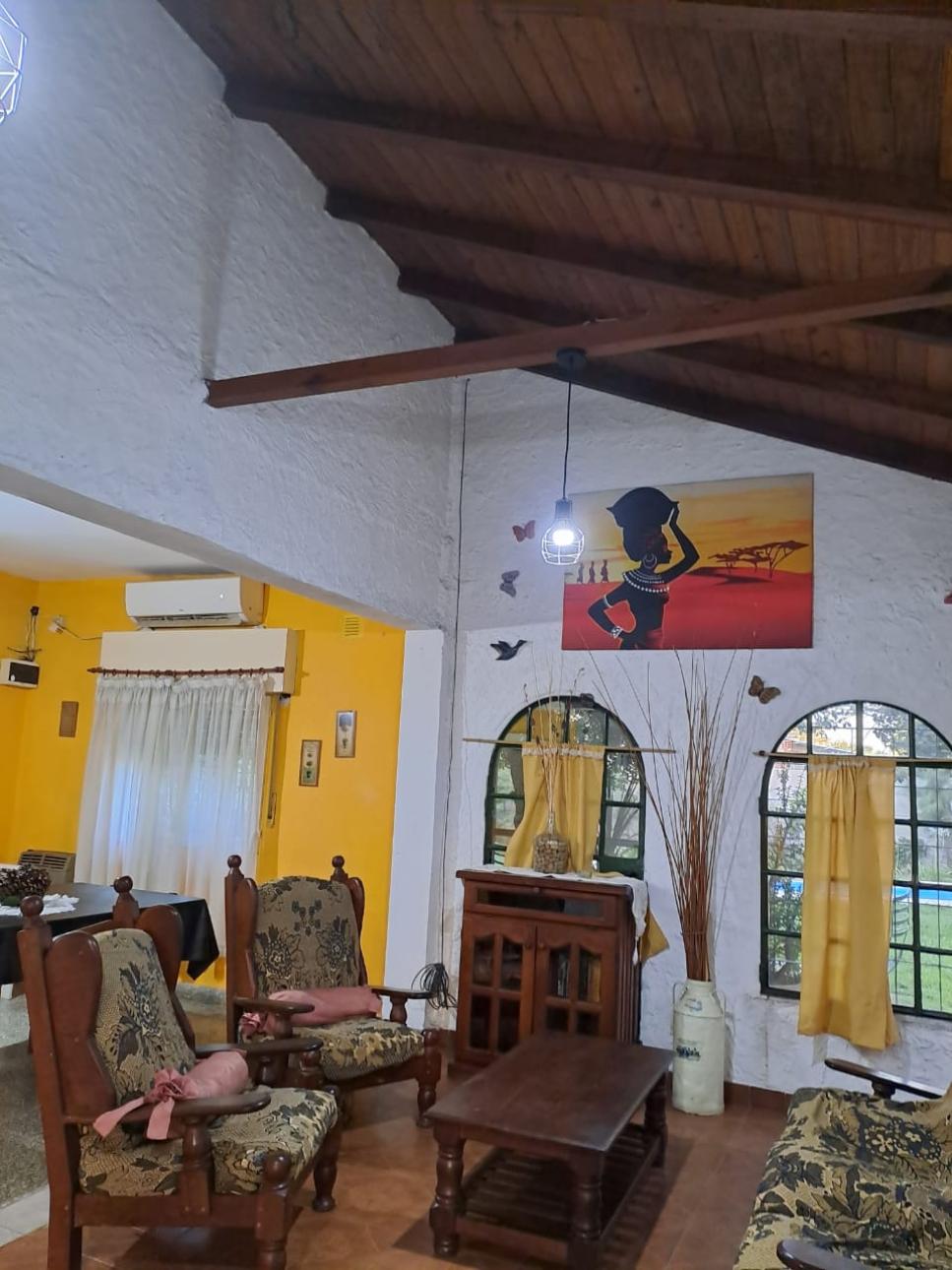 Excelente casa quinta sobre importante avenida