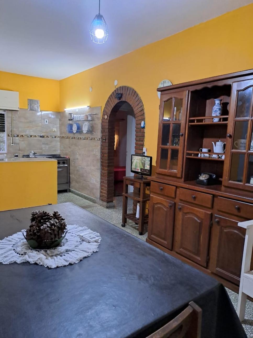 Excelente casa quinta sobre importante avenida