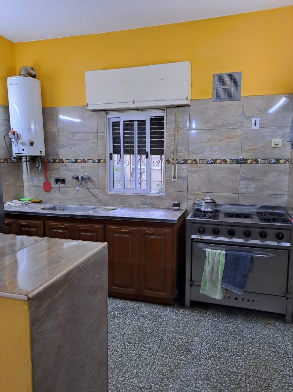 Excelente casa quinta sobre importante avenida
