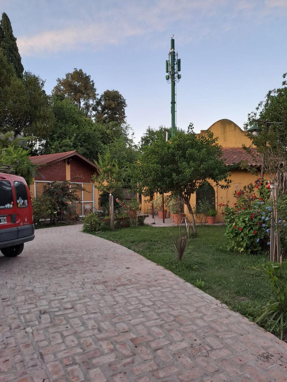 Excelente casa quinta sobre importante avenida