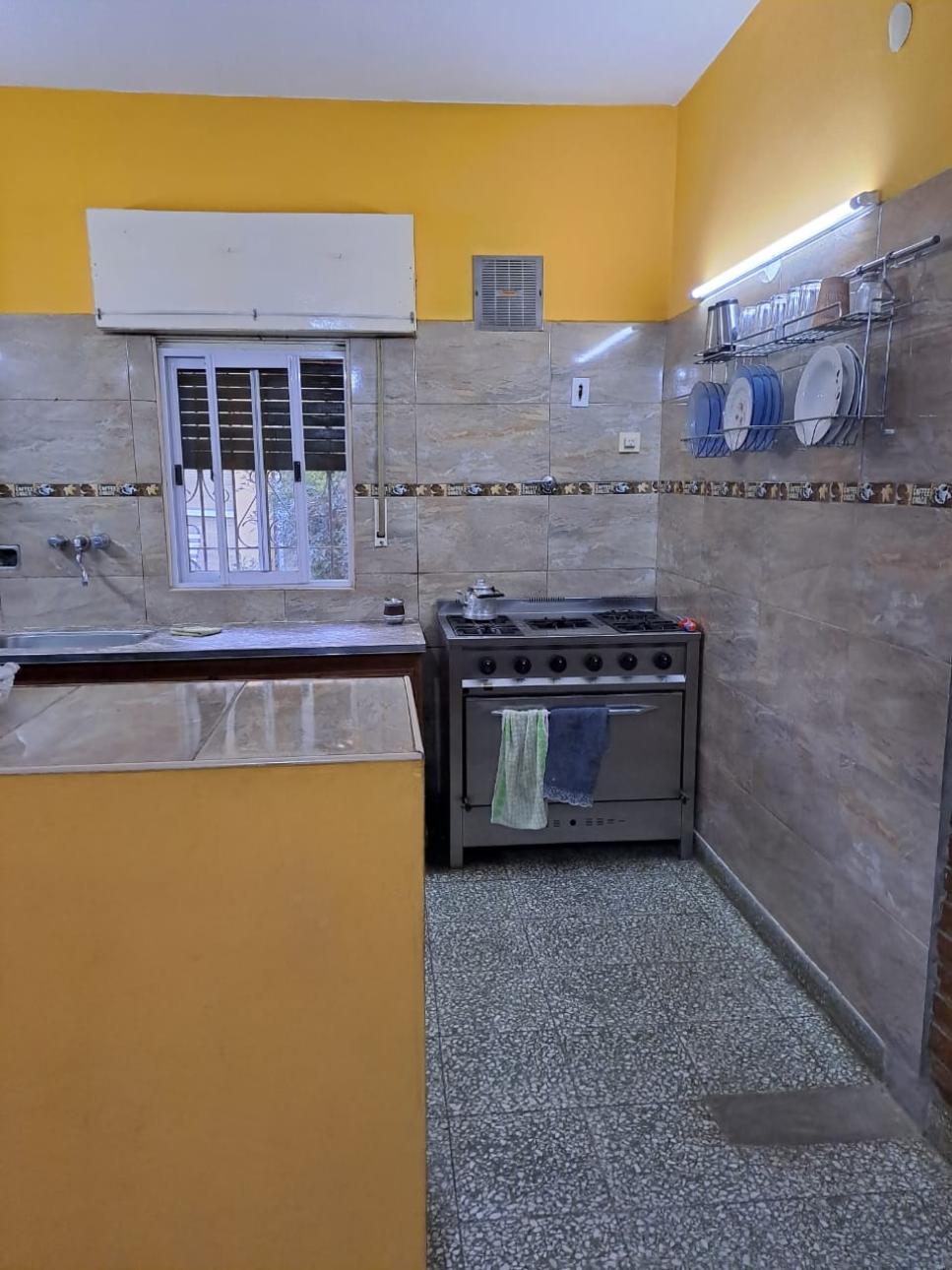Excelente casa quinta sobre importante avenida