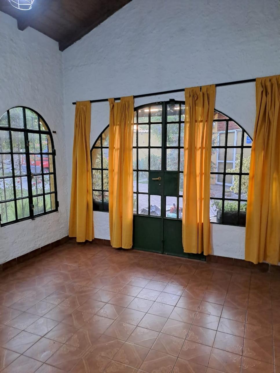 Excelente casa quinta sobre importante avenida
