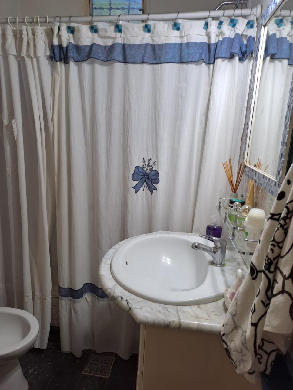 Excelente casa quinta sobre importante avenida