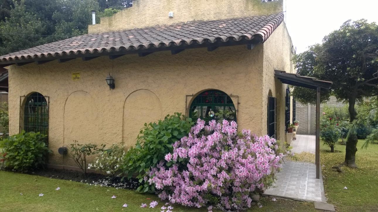 Excelente casa quinta sobre importante avenida