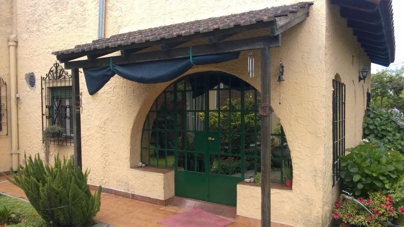 Excelente casa quinta sobre importante avenida