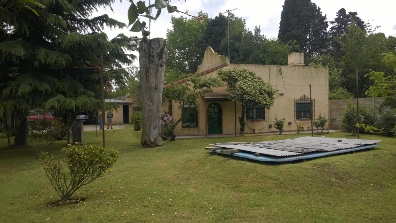 Excelente casa quinta sobre importante avenida