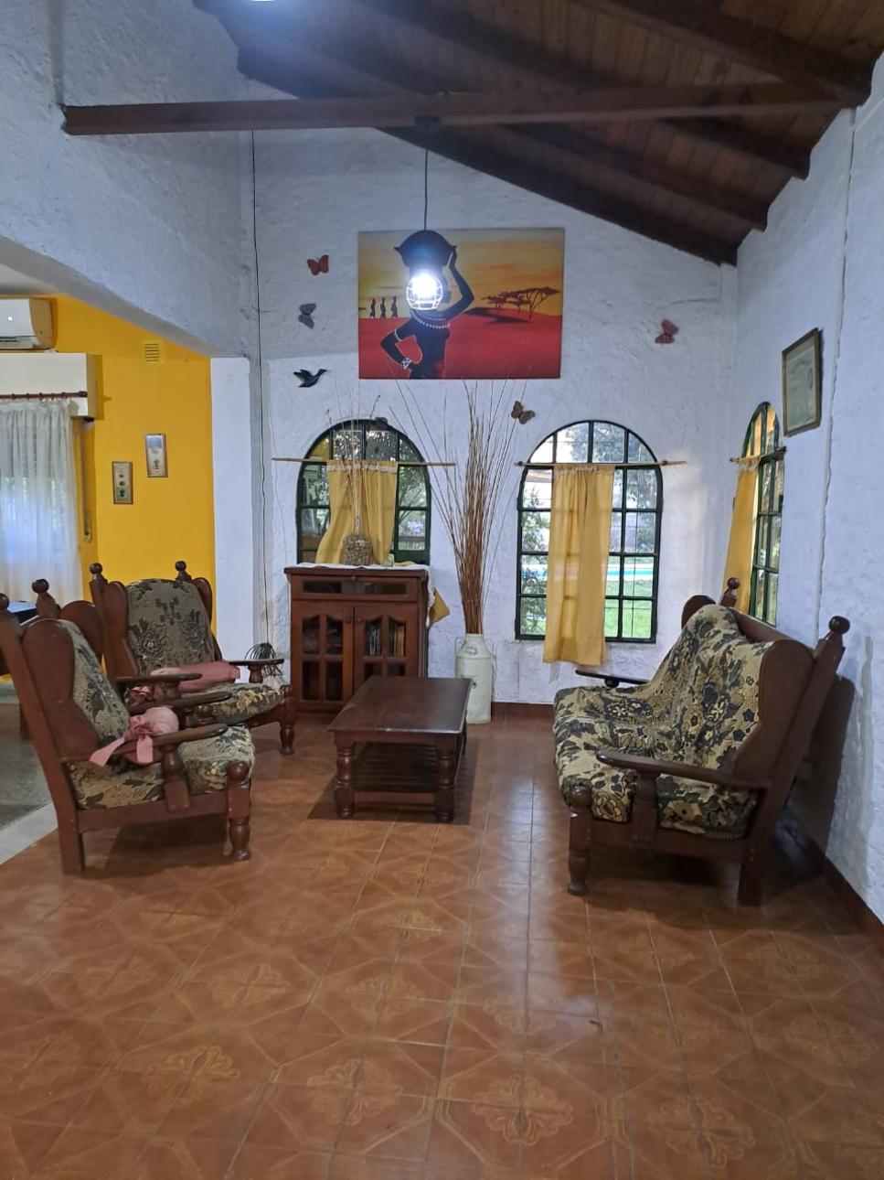 Excelente casa quinta sobre importante avenida