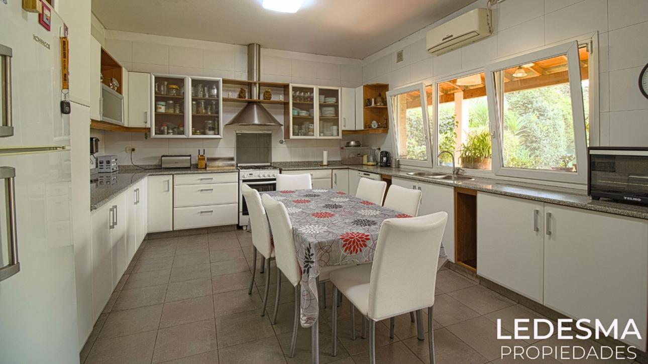 CASA QUINTA SOBRE LOTE DE 1700M2