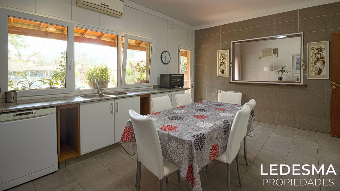 CASA QUINTA SOBRE LOTE DE 1700M2
