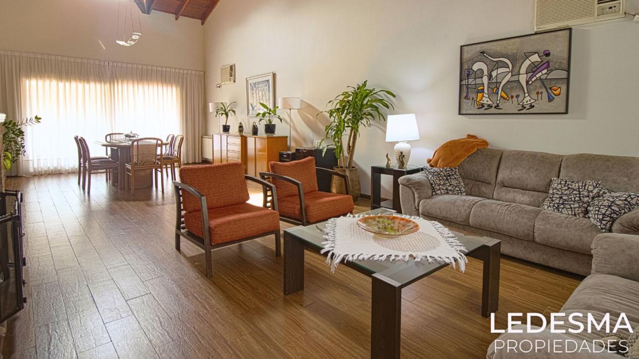 CASA QUINTA SOBRE LOTE DE 1700M2