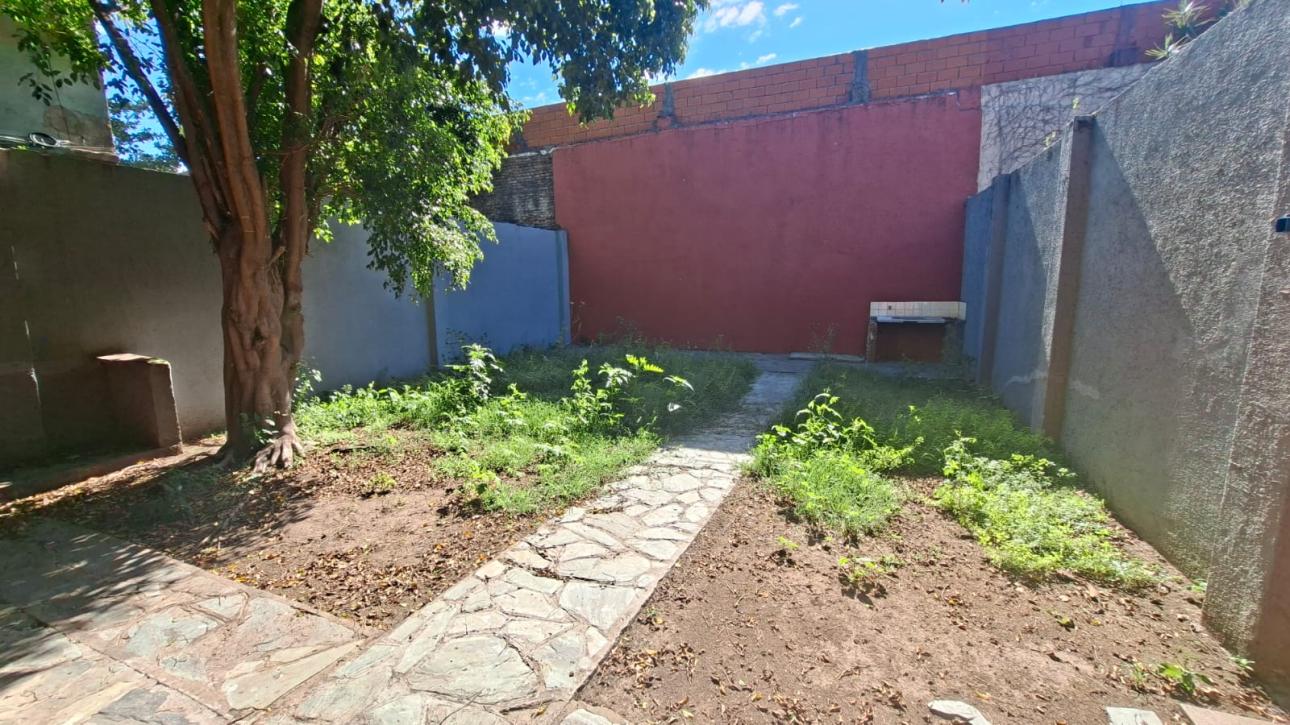 GALPON CON ENTREPISO - OFICINAS - COCINA - FONDO LIBRE