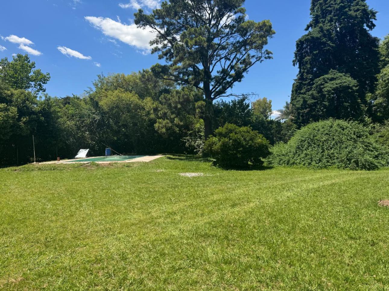 Lote con pileta, parque y arbolado