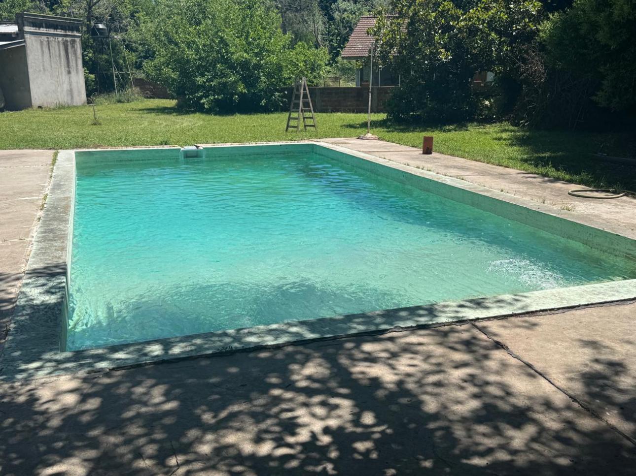 Lote con pileta, parque y arbolado
