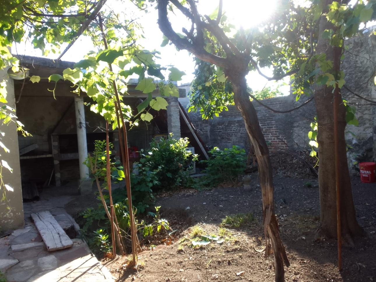 VENTA CASA CON GARAGE PATIO LIBERTAD MERLO