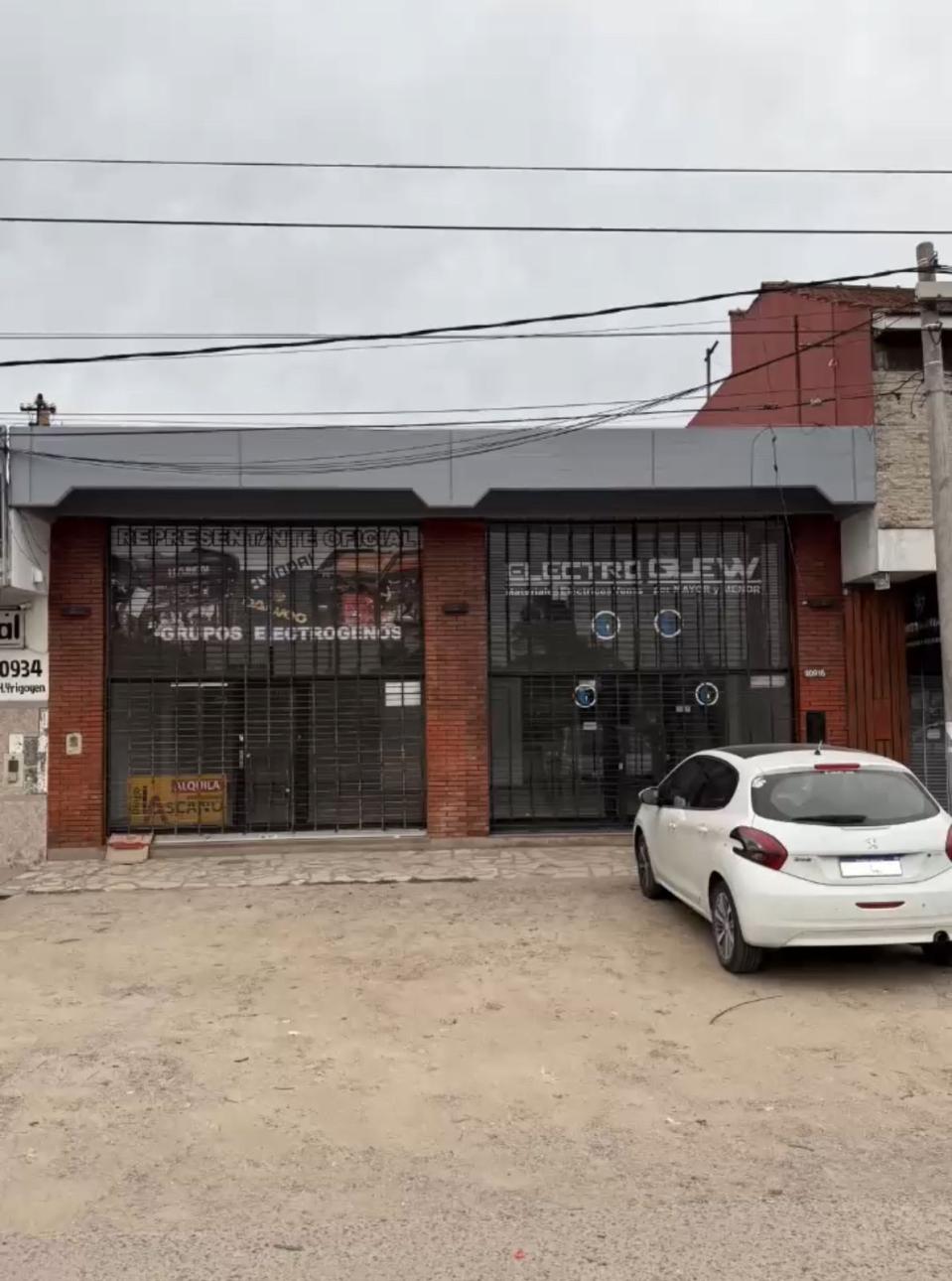 Excelentes Locales Comerciales con galpon sobre Yrigoyen
