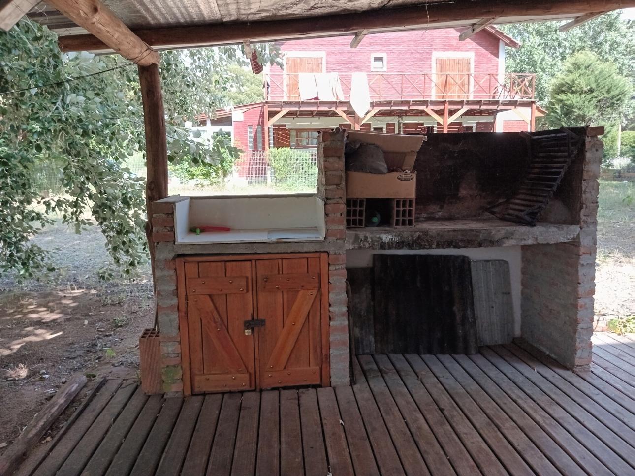 Hermosa cabaña de madera sobre lote arbolado