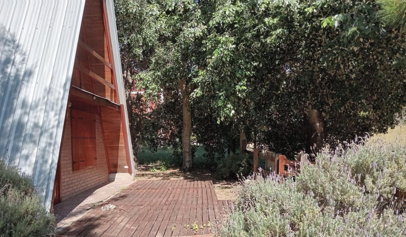 Hermosa cabaña de madera sobre lote arbolado