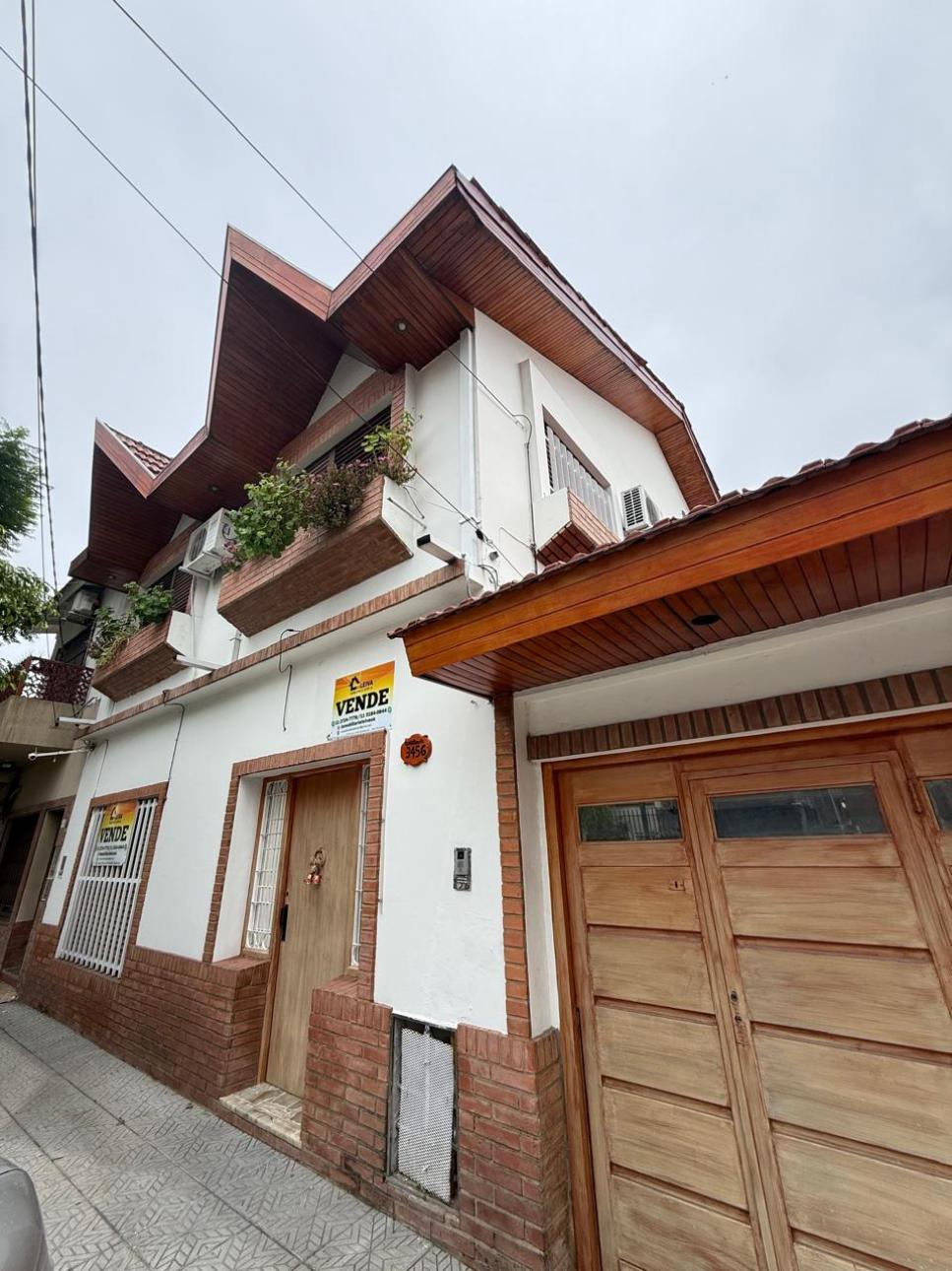 Casa en Venta - 8 amb  con parque y piscina. Villa Libertad