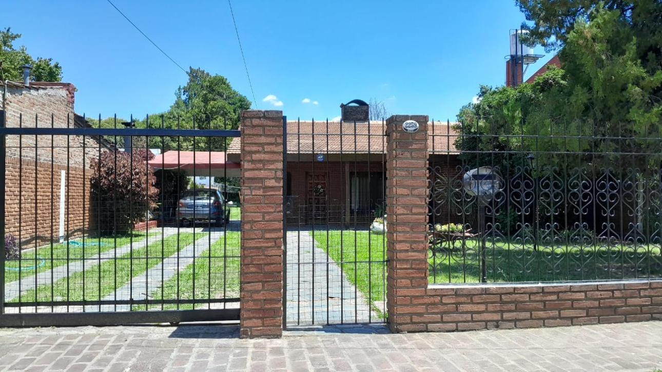 VENTA CHELET C / PILETA  ITUZAINGO SUR