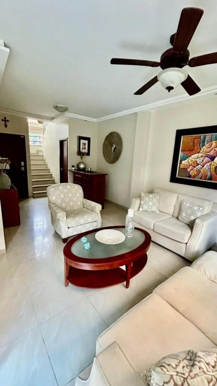 Hermosa casa de 3 dormitorios en urbanización privada