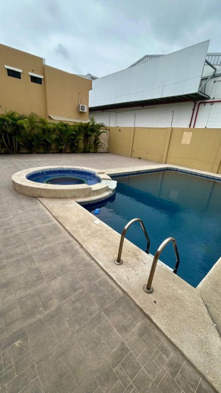 Hermosa casa de 3 dormitorios en urbanización privada