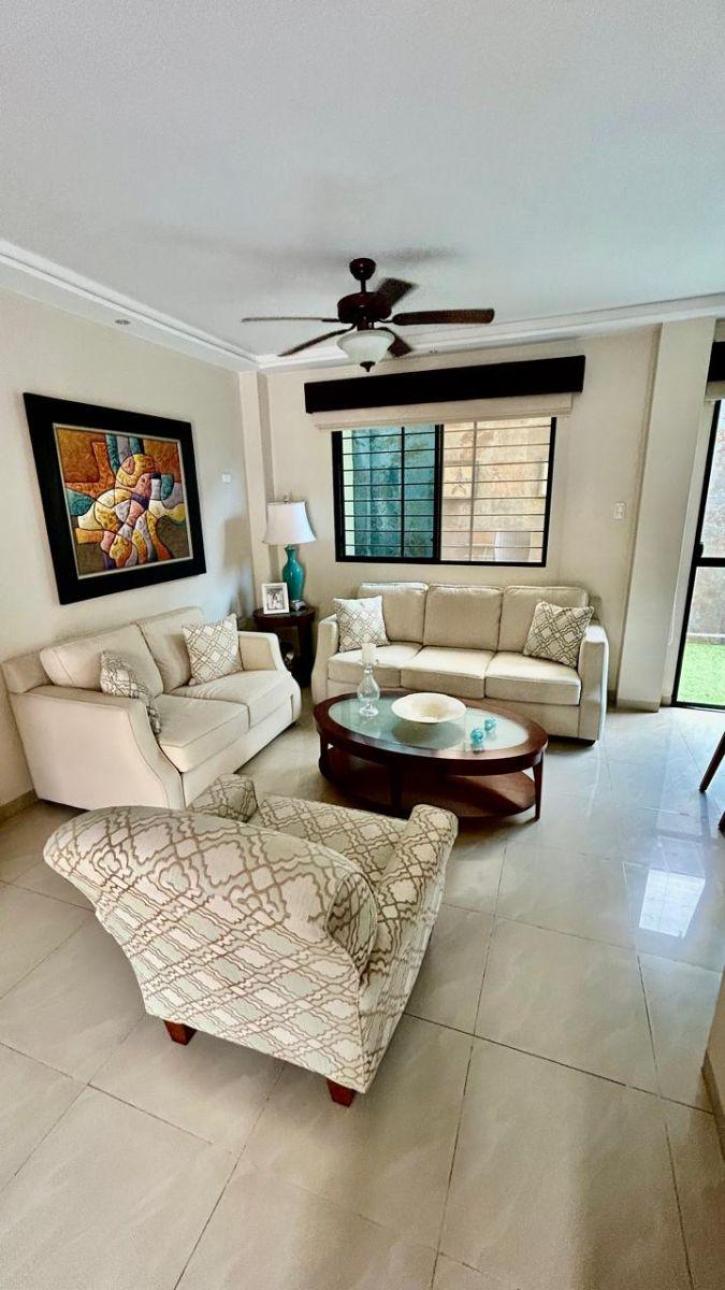 Hermosa casa de 3 dormitorios en urbanización privada