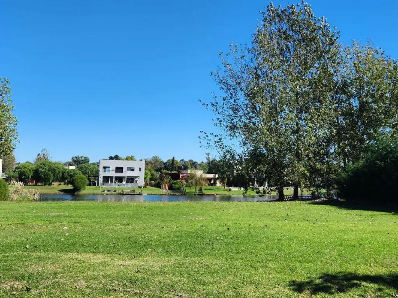 LOTE CON PLAYA A LA LAGUNA NORTE