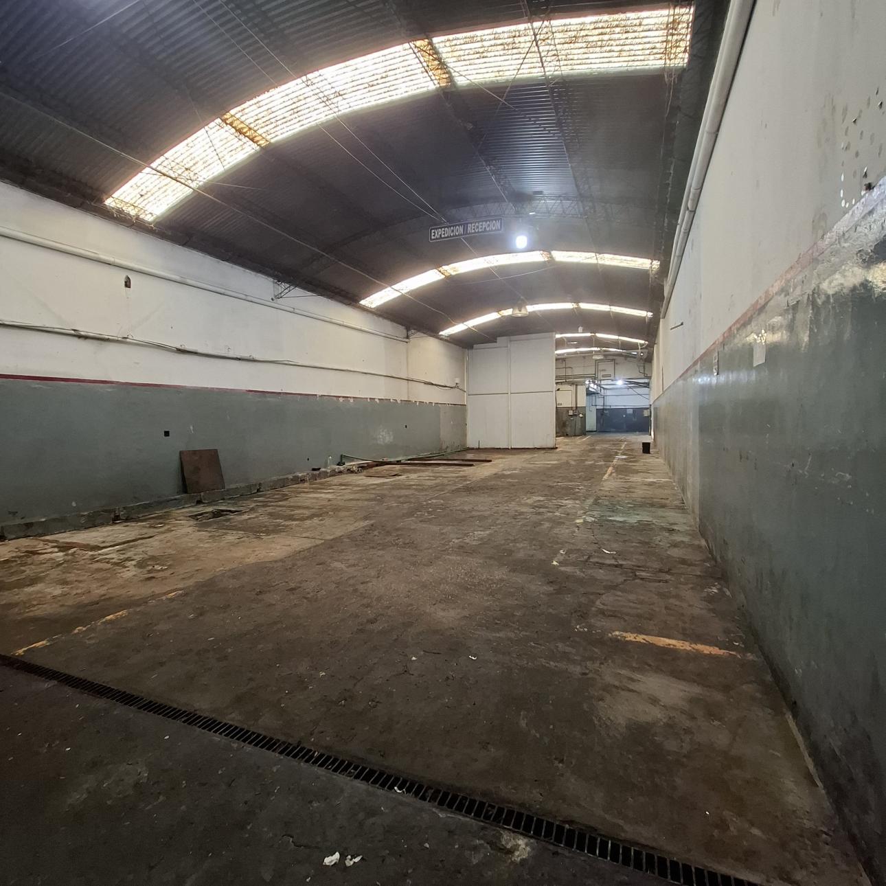 GALPON 900 m2 SALIDAS A DOS CALLES