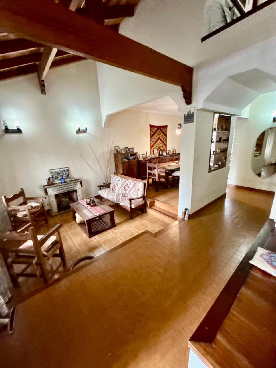 Excelente Chalet de 4 amb.  en ubicación privilegiada