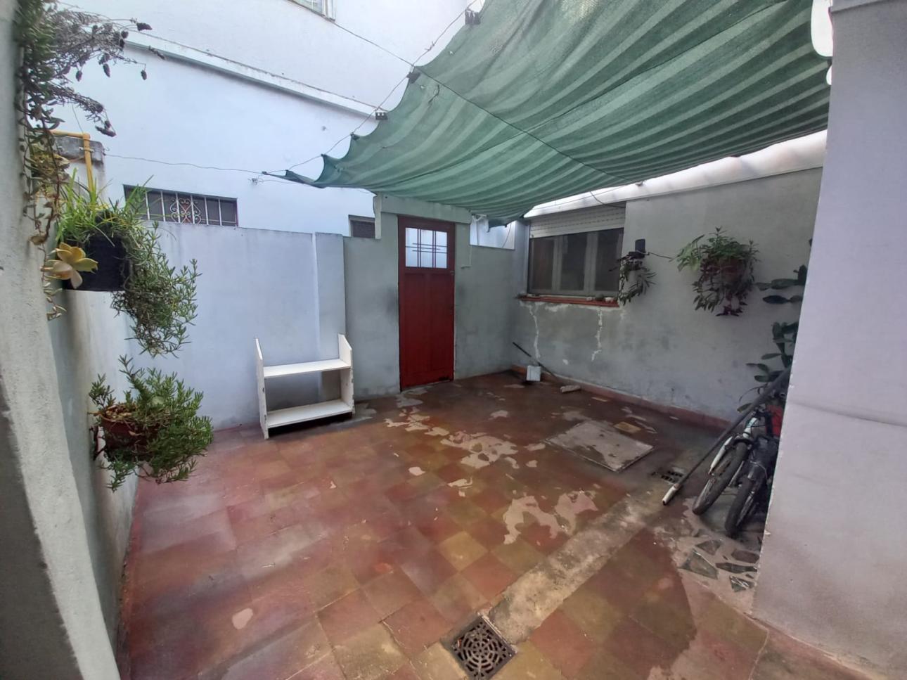 TIPO CASA AL FRENTE, COCHERA, FONDO LIBRE, PATIO