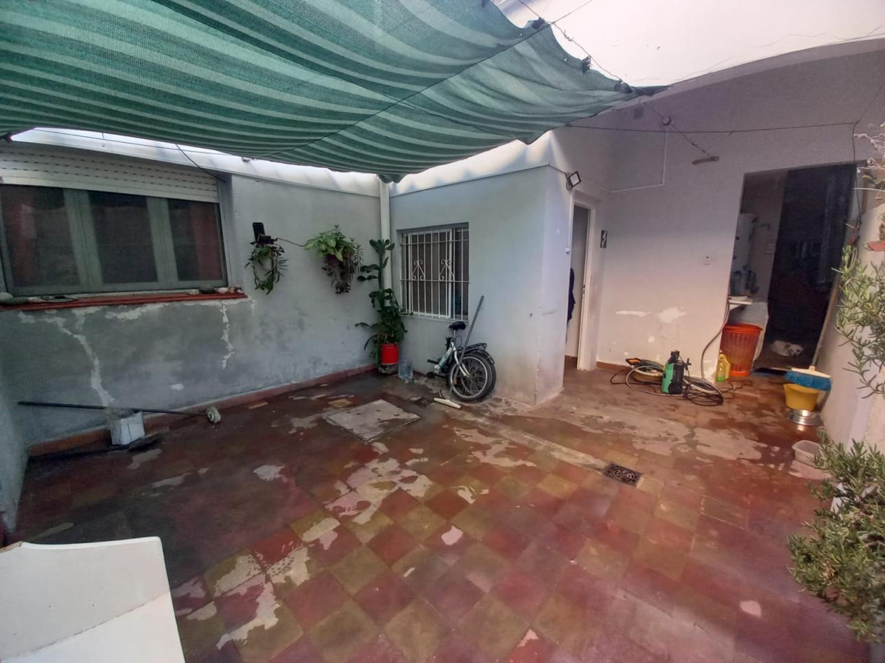 TIPO CASA AL FRENTE, COCHERA, FONDO LIBRE, PATIO