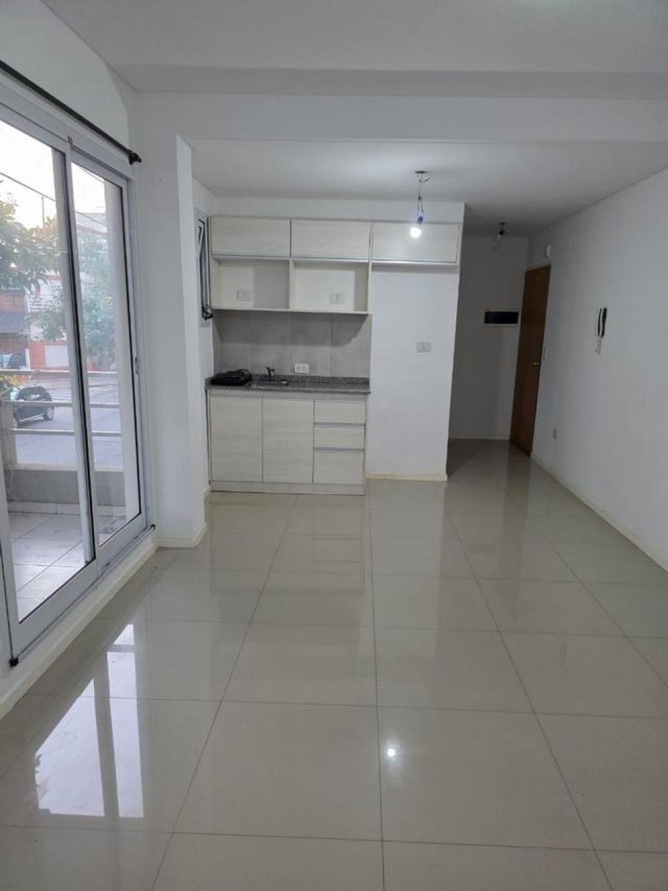 EXCELENTE MONOAMBIENTE CON BALCON