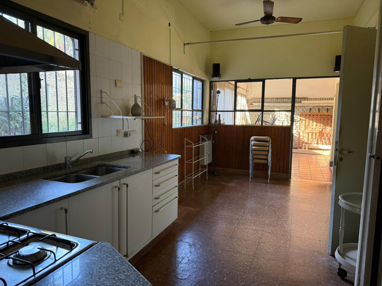 CASA 4 AMBIENTES CON COCHERA Y PATIO