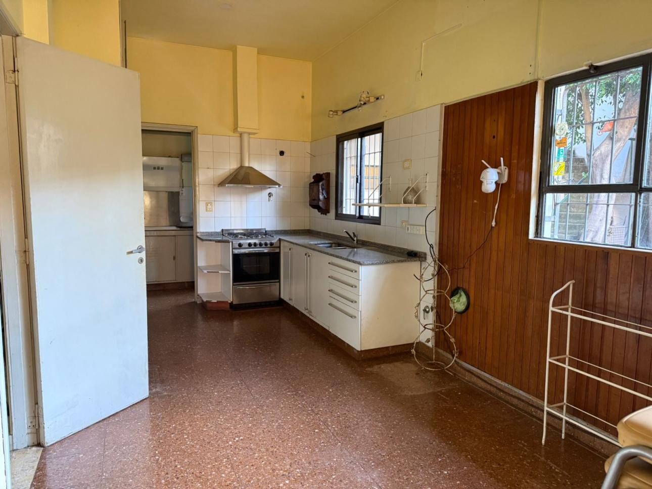CASA 4 AMBIENTES CON COCHERA Y PATIO