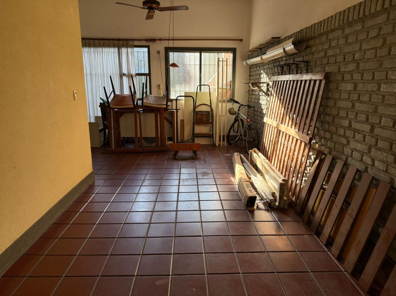 CASA 4 AMBIENTES CON COCHERA Y PATIO