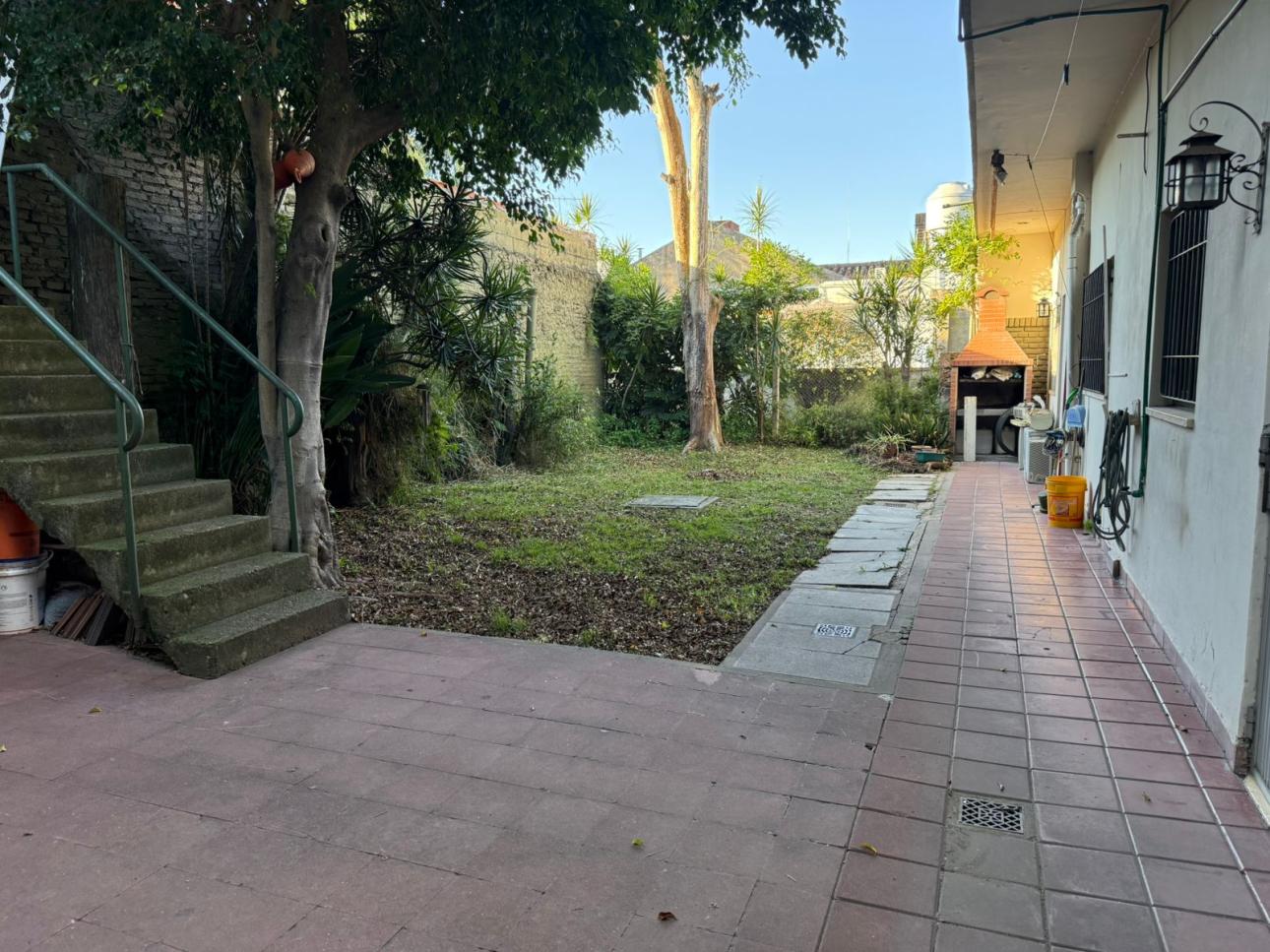 CASA 4 AMBIENTES CON COCHERA Y PATIO