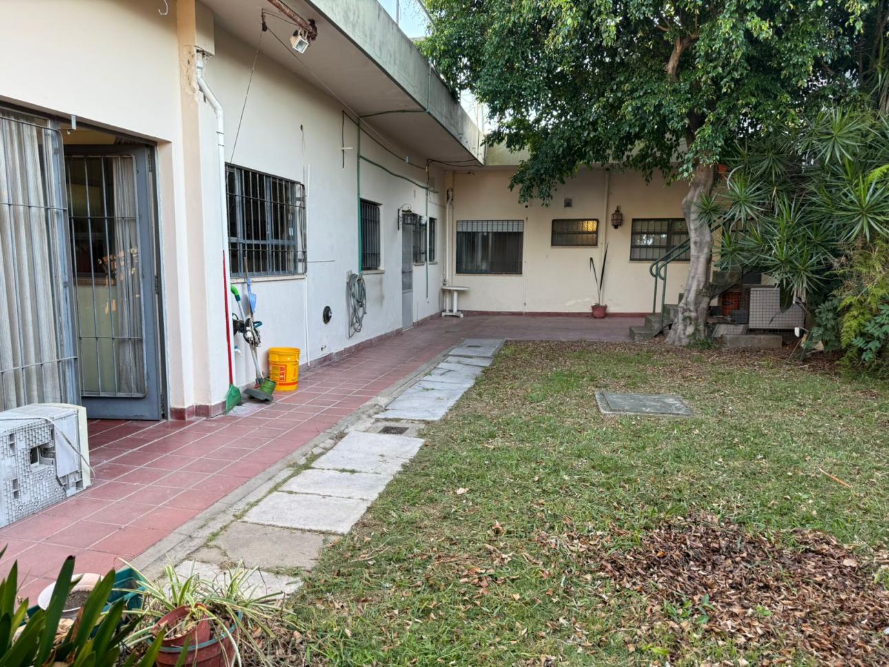 CASA 4 AMBIENTES CON COCHERA Y PATIO