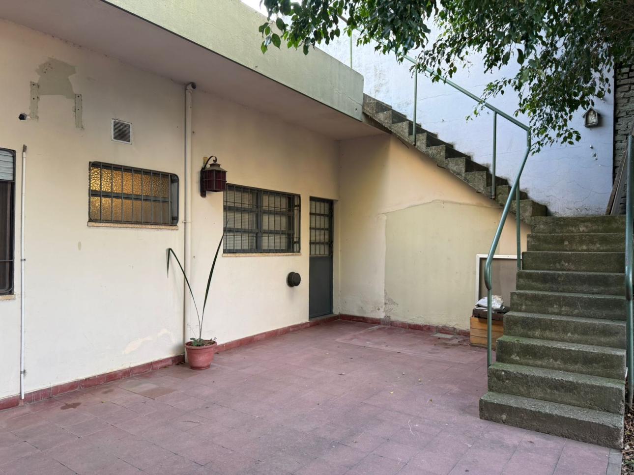 CASA 4 AMBIENTES CON COCHERA Y PATIO