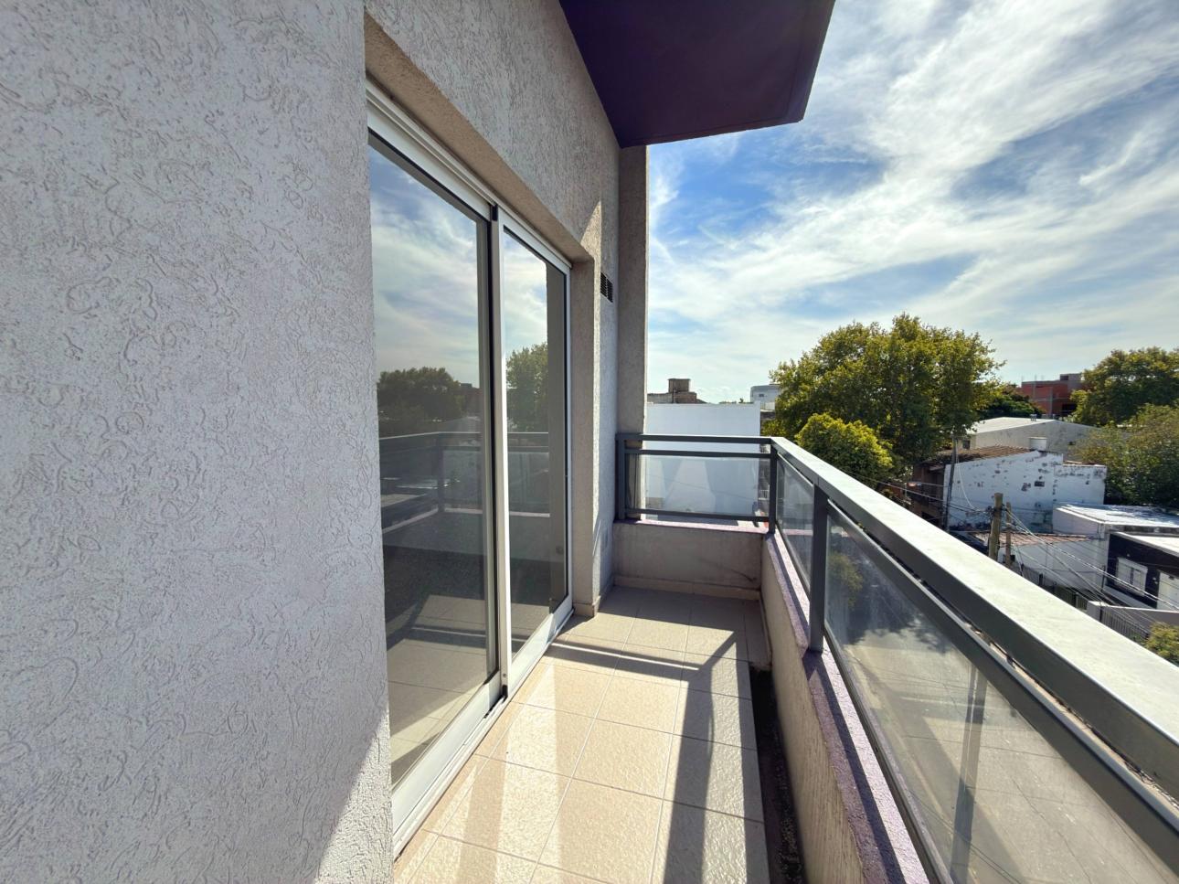 Departamento de 2 ambientes con balcon y cochera