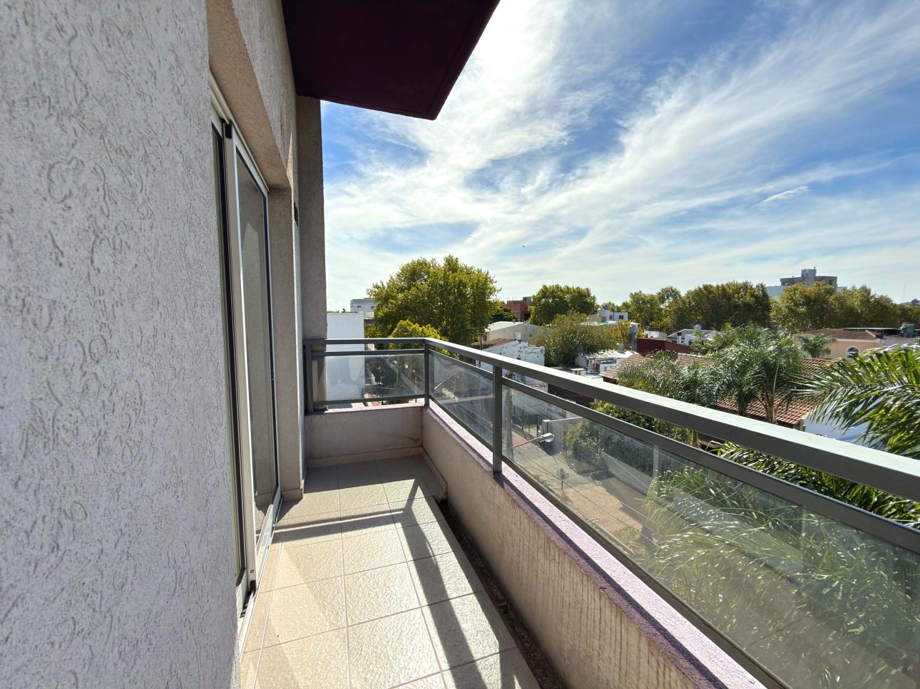 Departamento de 2 ambientes con balcon y cochera