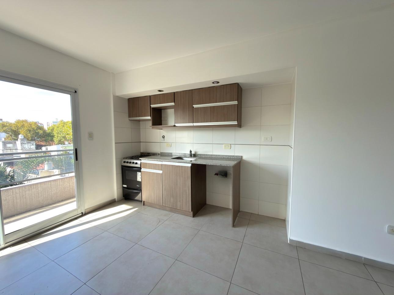 Departamento de 2 ambientes con balcon y cochera