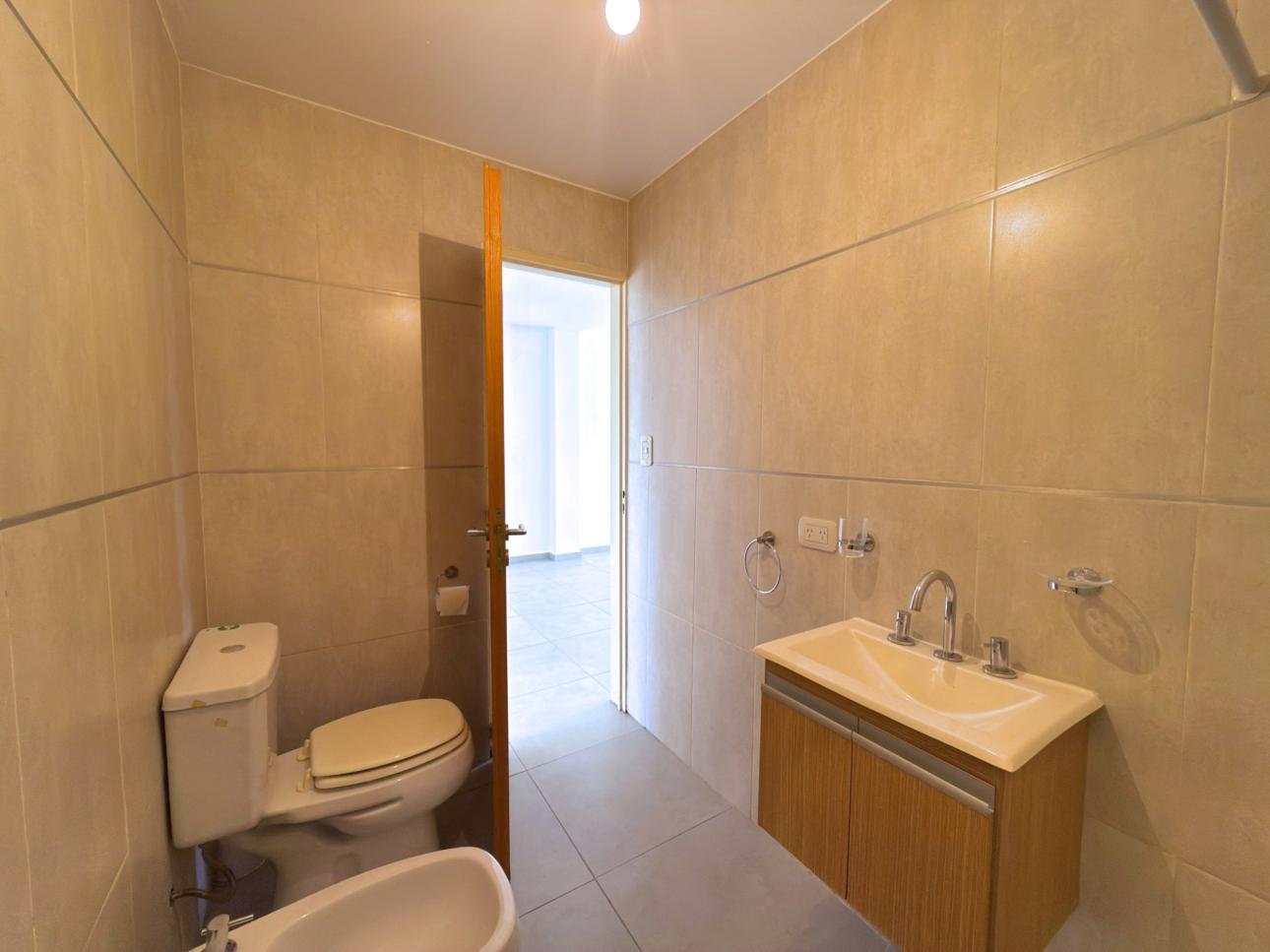 Departamento de 2 ambientes con balcon y cochera