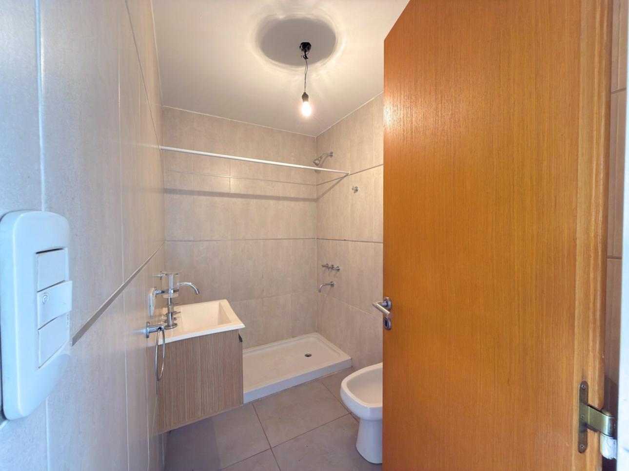 Departamento de 2 ambientes con balcon y cochera